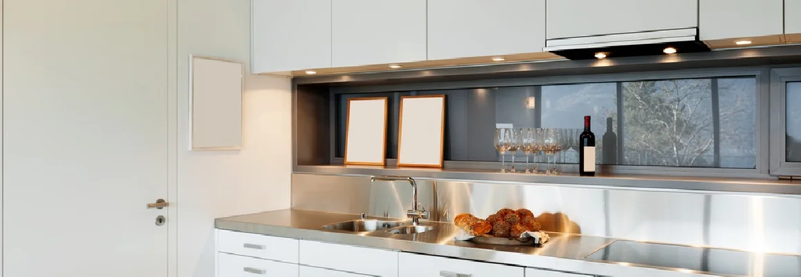 Moderne Küche mit Edelstahltresen